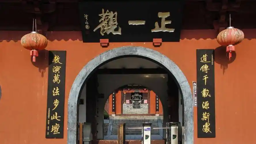 灵隐寺一副对联悬挂1700年,为无数人指点迷津,游客:受教了_飞来峰