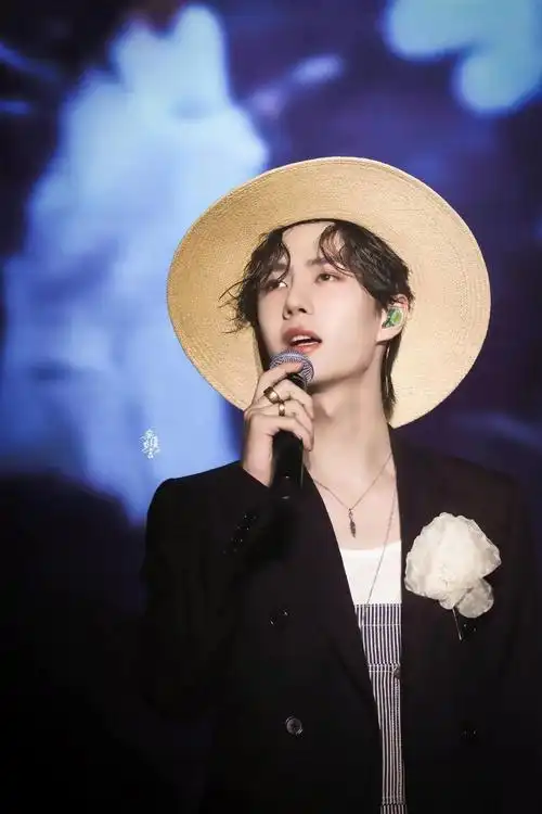 王一博这套草帽背带裤造型一出真的被小王子狠狠的惊艳到了