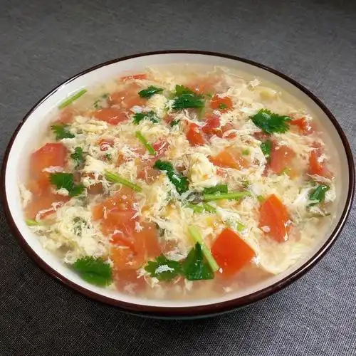 原料:西红柿,鸡蛋,姜,香菜,胡椒粉,盐,鸡精. 做法步骤