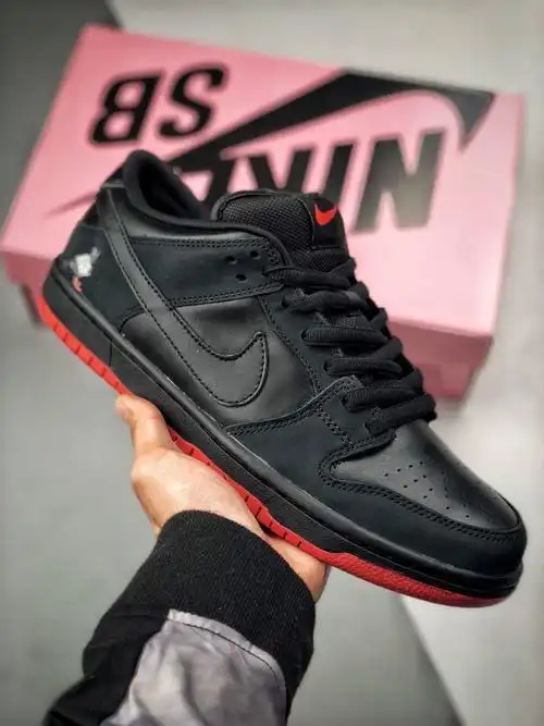 dunk 最火的系列?nike sb dunk 黑鸽子联名开箱测评!_腾讯新闻