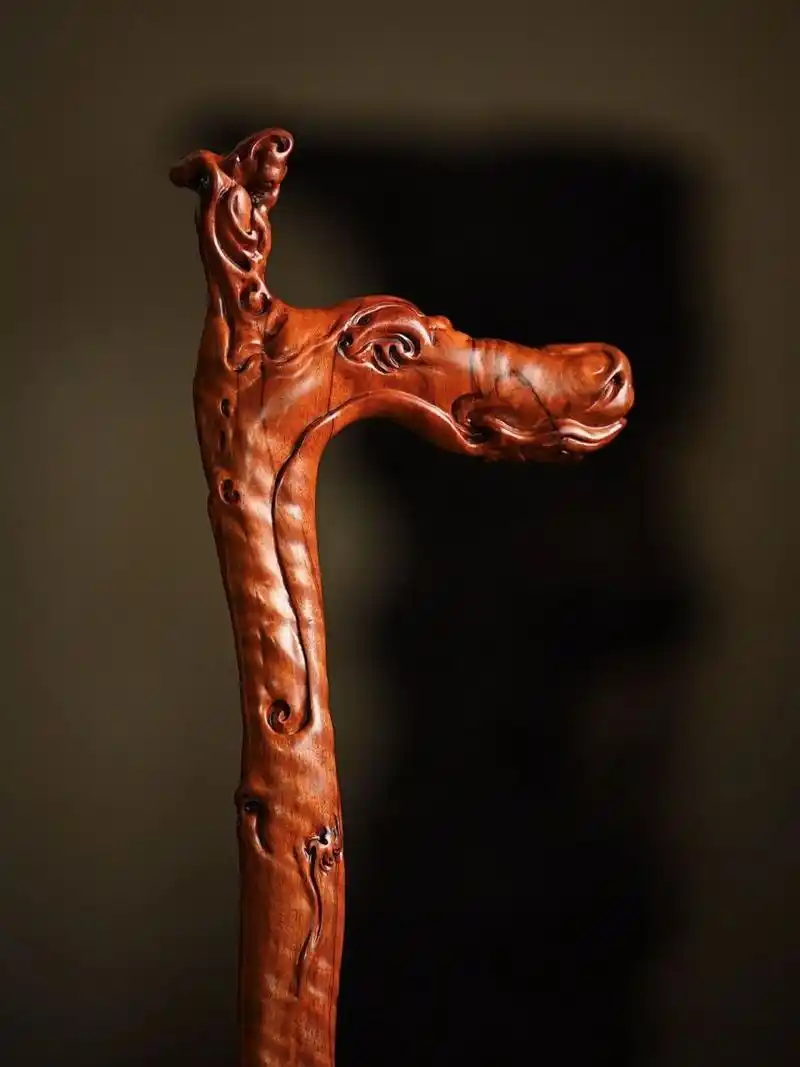 龙眼木满水波|龙头拐杖 老料满水波纹,杖首天然形态似龙首衔珠珠