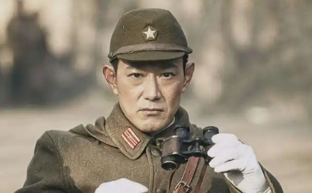 随后,他接连接了很多电视剧,比如在《铁道游击队》饰演日本军官冈村