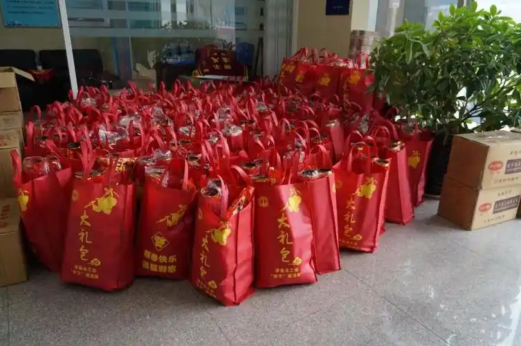 暖心有慰问金有大礼包县总工会助106名困难职工温暖过年