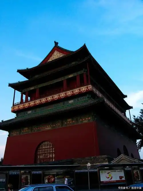 钟鼓楼建于明代,是中国古代城市中最重要的建筑之一,也是北京历史文化