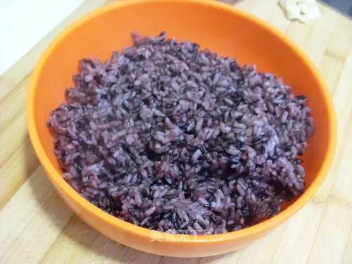提前煲好的大米紫米饭两碗(用来炒的饭可以煲的硬一点).