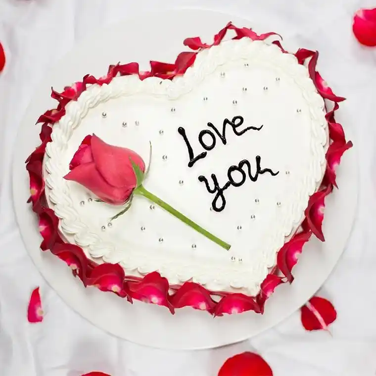 武汉市爱的季节心形奶油蛋糕内层时令水果原味海绵蛋糕填充外层玫瑰