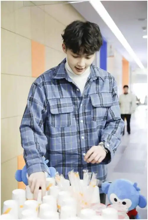 原创徐璐变身元气少女时尚俏皮张铭恩潮流帅气装扮很有个人风格