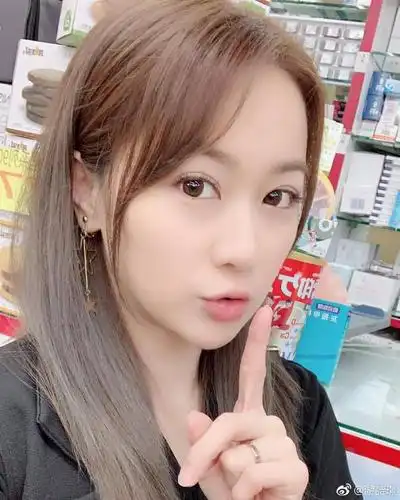 嘘不要问我头发是什麼颜色因为我也不知道. 来自游诗璟 - 微博