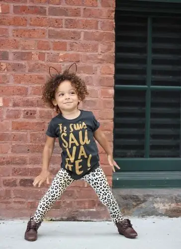 天生的驾驭时尚能力爆炸头小女孩萌化了