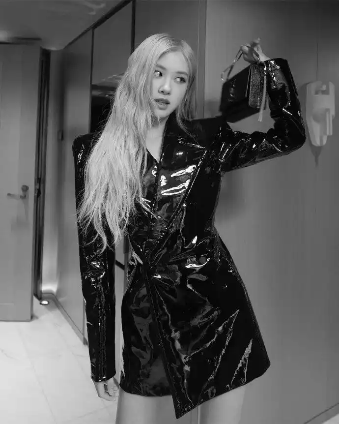 blackpink朴彩英出席了巴黎时装周ysl秀,以一身黑色的直角肩收腰西装