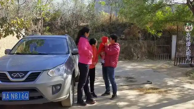 二丫带航航回家,大妮和婆婆抢着抱,小航航全程高兴得合不拢嘴