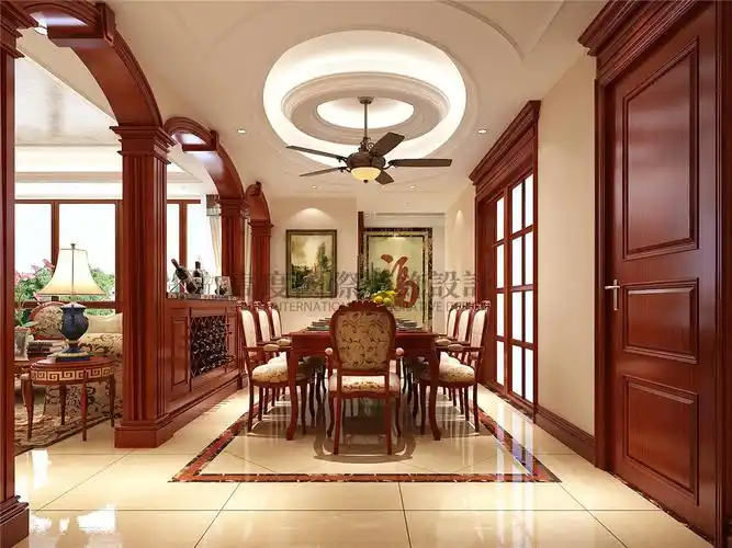 工人现场做的拱形门和酒柜很提升空间的气质,做工细腻.