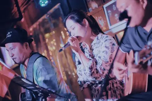 在海口,来咪喏酒吧听他们弹吉他唱歌