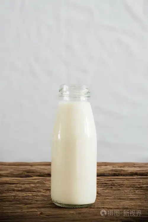 新鲜的牛奶在玻璃瓶