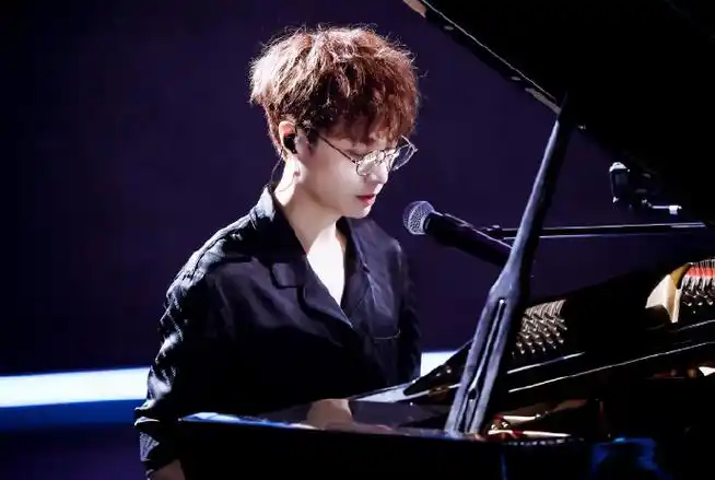 张艺兴[超话]#棕发锡纸烫搭配黑衬衫 这套造型 yyds