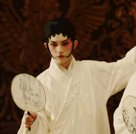 易烊千玺京剧花旦扮相惊艳突破以往风格