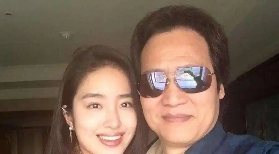 至于陈金飞的个人生活,最引人瞩目的应该就是他与杨采钰的恋情了.