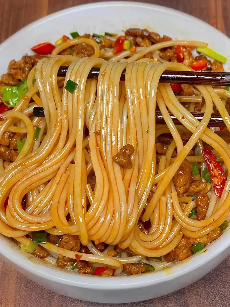 肉酱拌粉的家常做法,香香辣辣,越吃越想吃!