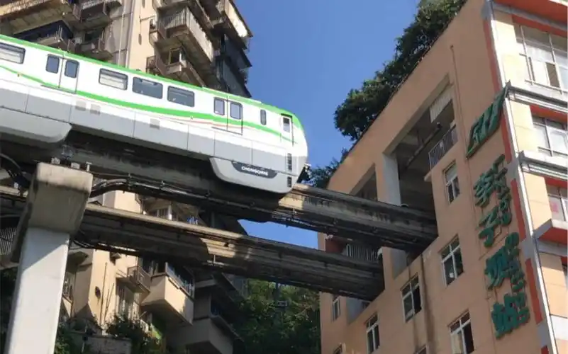 重庆李子坝轻轨站实拍