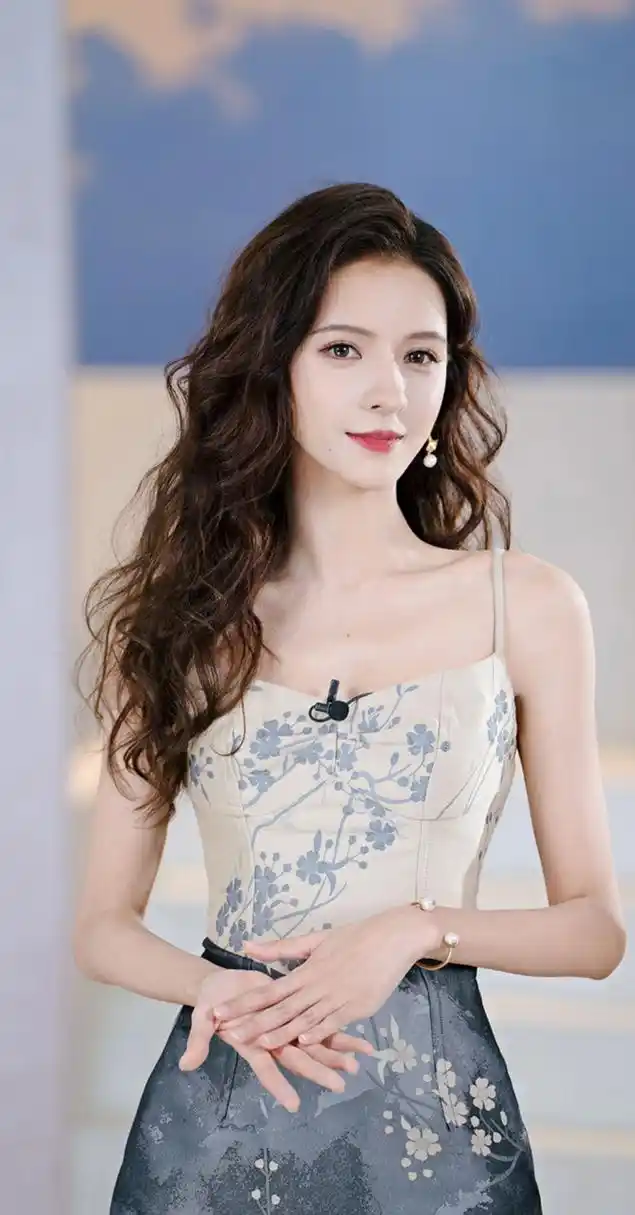 张予曦是一位成功的演员,她不仅拥有甜美的外表,还有出色的表演技巧和