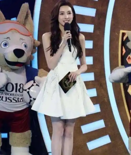 号称电视最女子主持,18岁走秀,泳裤当众滑落,直言:谁爱看谁看_马凡舒