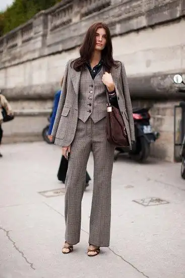 一身完整的格子套装西服穿在身上,女强人立刻上身.