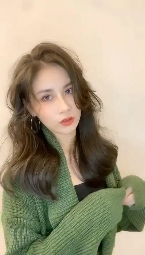 推荐一个高级洋气的发色 冷摩卡棕色