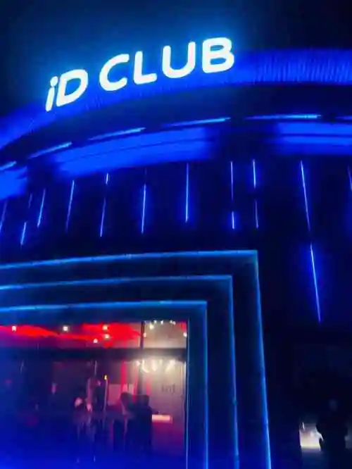 最近心情不是特别好然后就很想去酒吧喝一点酒和几个朋友一起聊聊天