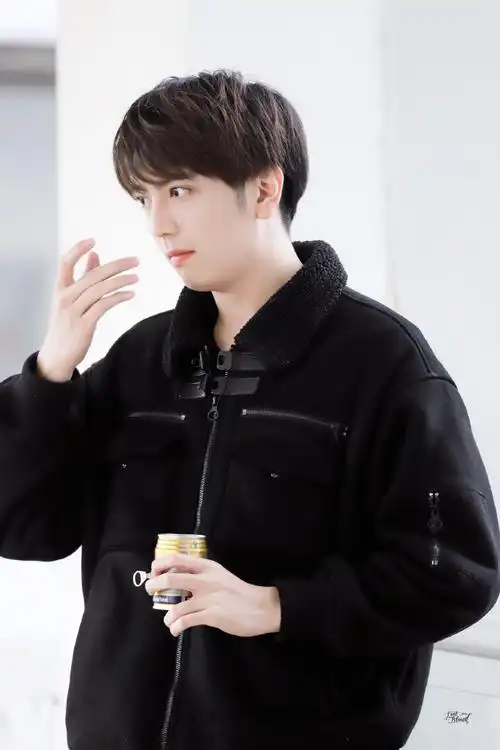 乐队主唱林哲宇#明日的我们90拍摄小宇学长你好～@vogue5-林哲宇