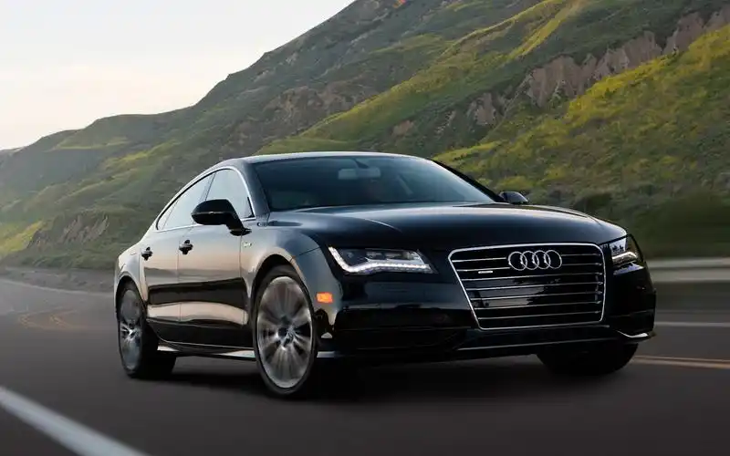 奥迪a7黑车在路上