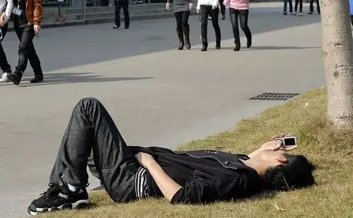 2011年12月22日,广东东莞,躺着玩手机更舒服