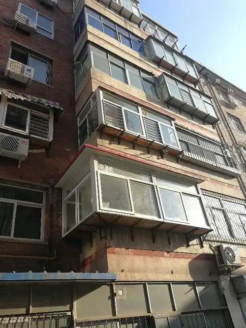 请问这种老式阳台,承重多少?这个裂缝影响大吗?我没有瞎改过.