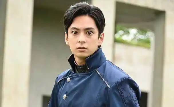 假面骑士saber第1话新预告图公开经费十足用真火烧剑_官方_的战斗