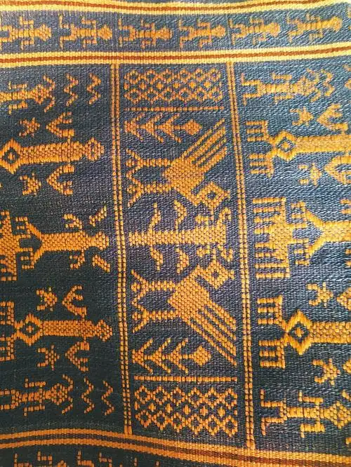 羊玉兰的一件黎族织锦作品