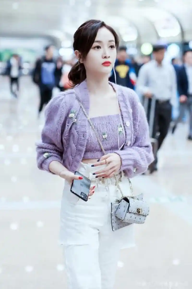 吴宣仪穿露脐装,露出细的水蛇腰