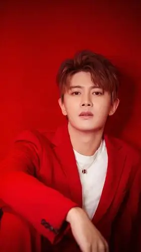 任嘉伦选择的内搭是干净的白色,这个人有一种"红衣少年"的感觉.