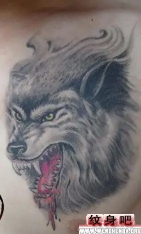 胸部滴血狼头纹身图案