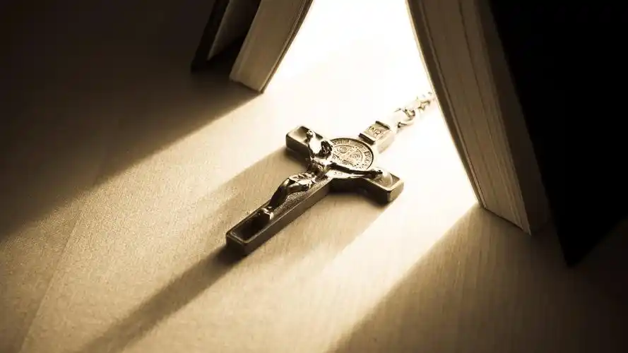 壁纸 书本,十字架,光 3840x2160 uhd 4k 高清壁纸, 图片, 照片