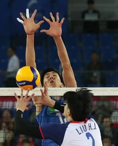 那个回应朱婷择偶标准的男排球员昨晚嗨了:我那个球就是转折点_张哲嘉