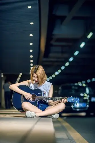 吉他是很多文艺范儿青年不可缺少的音乐器材.