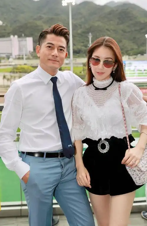 在天王郭富城身边的方媛就显得格外小鸟依人了,白色蕾丝上衣运用了