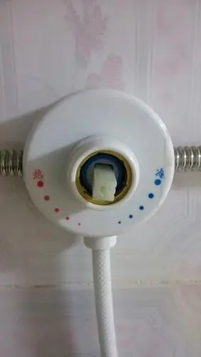 买的电热水器想换阀门下面的软管,这个阀门怎么下?