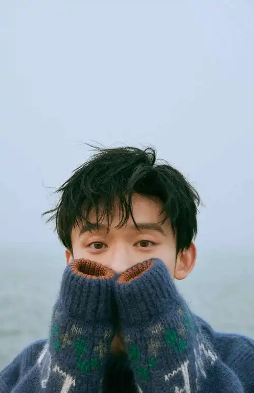 董子健文艺帅气户外写真图片