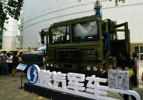 被一些熊孩子蹂躏的是陕汽的sx2150军用载具,采用全新研发的双排驾驶