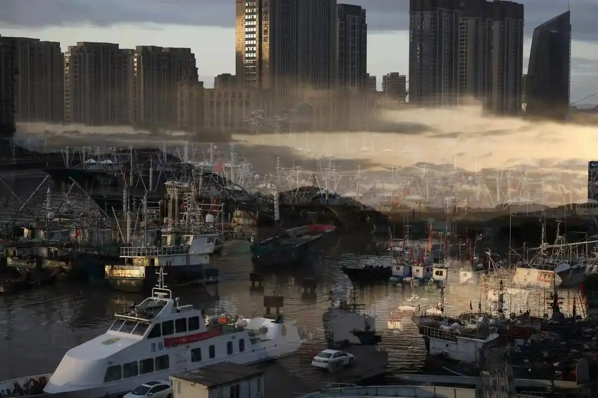 美丽的舟山渔港早晨二次曝光拍摄的照片