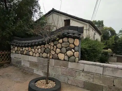 卯石砌围墙挺雅致