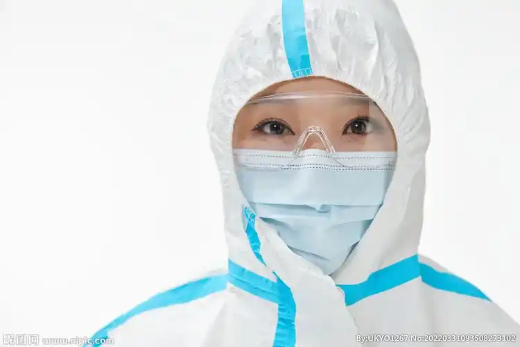 穿防护服的医护人员