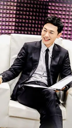 朱亚文《声临其境》帅气剧照图片