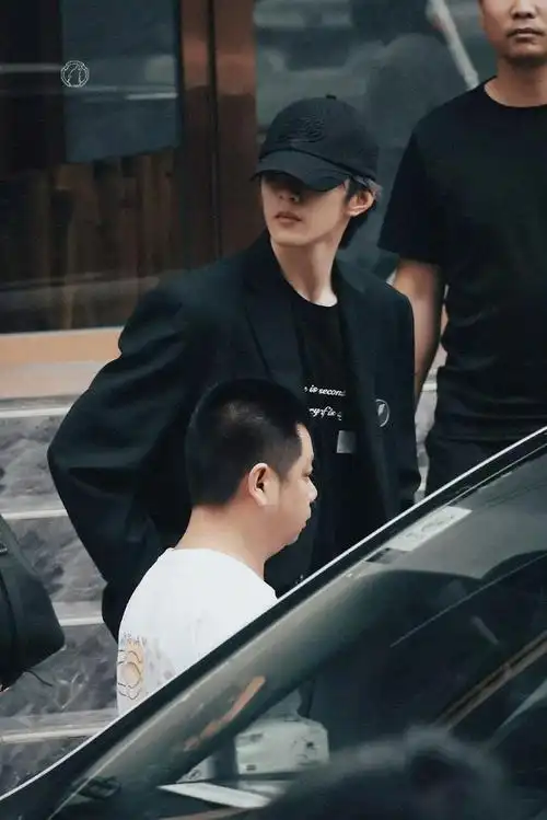 刘耀文穿西装帆布鞋,踩我心坎上了,肩宽腿长衣架子……|刘耀文|帆布鞋