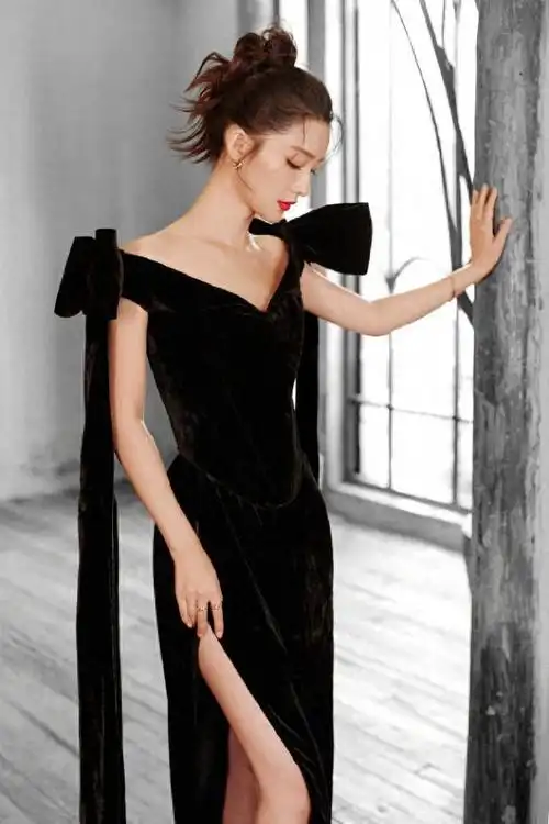 李沁黑色礼服裙写真 优雅十足|最新美照|中国传统音乐_网易订阅